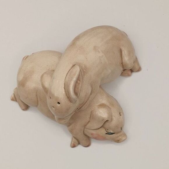 Rob Roy Cuddling Pigs Salt & Pepper Shakers Preowned Ceramic Chip On Rear Foot - Picture 2 of 8